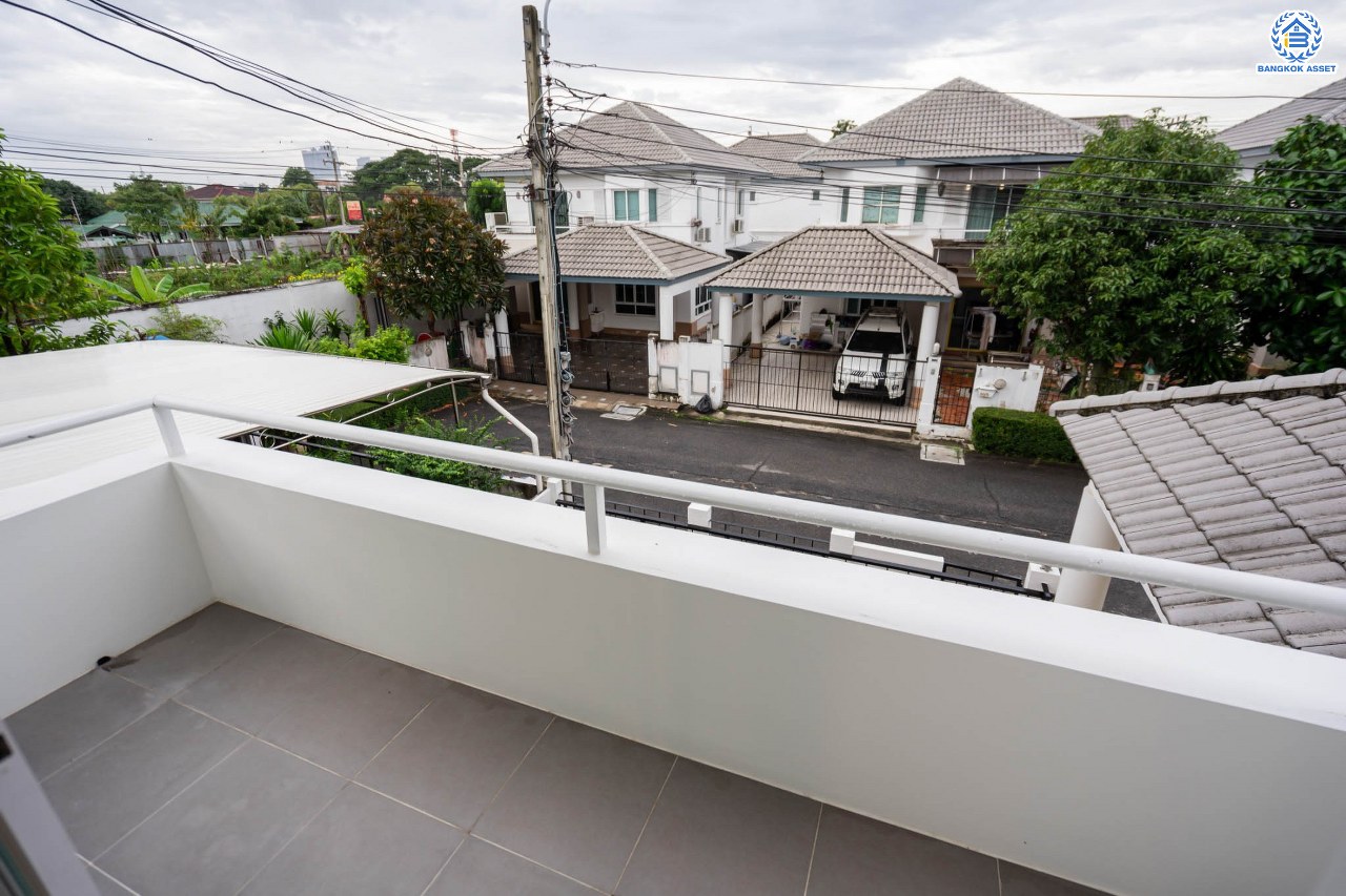 บ้านมือสองตกแต่งใหม่ โครงการ ชวนชื่นโมดัส ราชพฤกษ์-ท่าอิฐ เนื้อที่กว่า 53 ตร.ว. พร้อมฟังก์ชัน 3 ห้องนอน 3 ห้องน้ำ จอดรถได้ 2 คัน บนทำเลศักยภาพ เชื่อมต่อถนนรัตนาธิเบศร์ และถนนราชพฤกษ์ ทำเลใจกลาง 2 เซ็นทรัล ใกล้รถไฟฟ้า "สถานีบางรักน้อยท่าอิฐ"